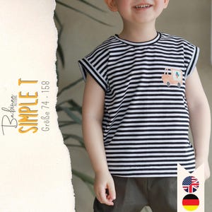 Könnte beinhalten: Ein kurzärmeliges T-Shirt mit schwarz-weißem Querstreifenmuster und einer kleinen Grafik eines pfirsichfarbenen Eiswagens auf der linken Brust. Das Shirt hat einen Rundhalsausschnitt sowie dunkelgraue Säume an den Ärmeln und am Kragen.