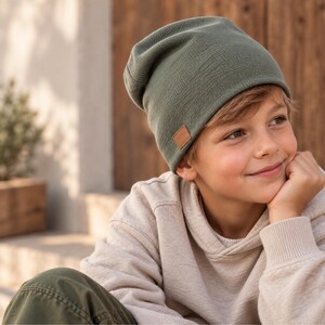Junge mit selbstgenähter grüner Mütze aus Jersey – Head Warmer Mützen-Schnittmuster für Kinder, einfaches PDF Schnittmuster zum Nähen.