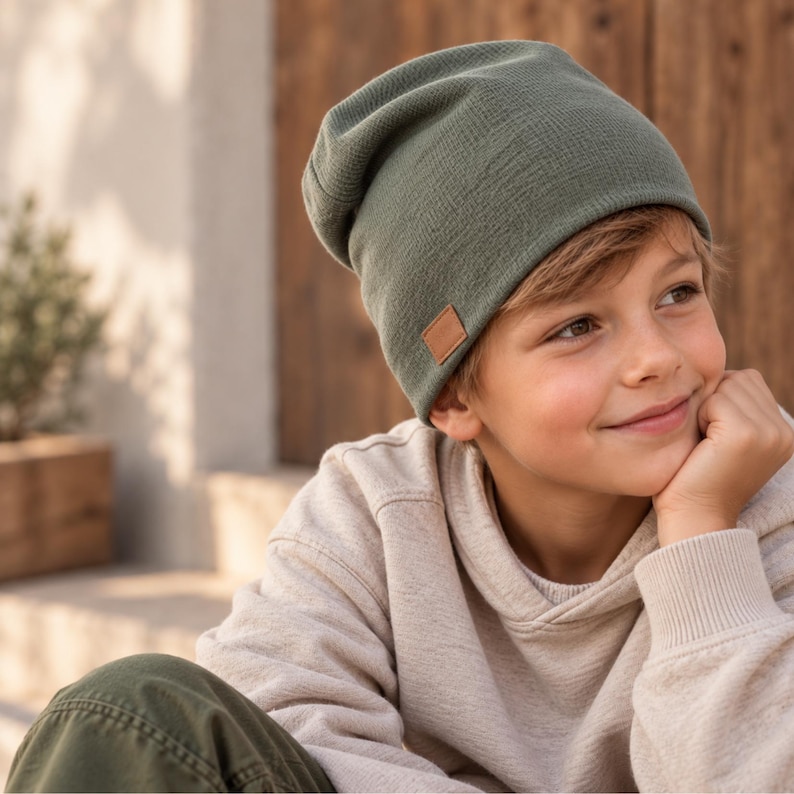 Junge mit selbstgenähter grüner Mütze aus Jersey – Head Warmer Mützen-Schnittmuster für Kinder, einfaches PDF Schnittmuster zum Nähen.