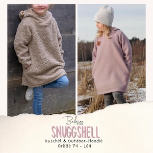 Puede incluir: Dos imágenes de niños con sudaderas con capucha. La primera es una sudadera con capucha de color beige, difusa, con bolsillos, combinada con vaqueros azules. La segunda es una sudadera con capucha rosa con un pequeño parche en el pecho. El texto en la imagen dice "SNUGGSHELL".