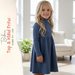 Könnte beinhalten: Ein blaues Langarmkleid mit gerippter Textur und hohem Rollkragen. Der Text auf der linken Seite lautet Babinaa top & kleid Fritzi Größe 74 - 158.