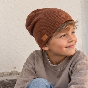 Selbstgenähte braune Jersey-Mütze für Kinder – Nähbeispiel des Head Warmer Schnittmusters, einfache enganliegende Mütze ohne Umschlag.