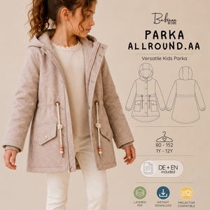 Könnte beinhalten: Ein beigefarbener Kapuzenparka mit dezentem weißem Sprenkelmuster, ausgestattet mit Reißverschluss, Druckknöpfen und zwei Vordertaschen mit Kordelzug. Der Text lautet PARKA ALLROUND.AA, Versatile Kids Parka, 80-152, 1Y-12Y, DE+EN included.