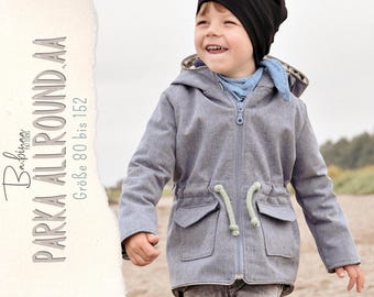 Könnte beinhalten: Eine graue Kapuzenjacke mit Reißverschluss und Kordelzug in der Taille. Die Jacke hat zwei Fronttaschen und eine Kapuze mit einem Tarnmusterfutter. Die Jacke wird von einem Kind getragen, das eine schwarze Mütze und einen blauen Schal trägt.