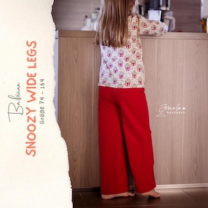 Könnte beinhalten: Ein langärmeliges Oberteil mit Popcorn-Muster und eine einfarbige rote weite Hose. Der Text links lautet Babinaa SNOOZY WIDE LEGS Größe 74 - 164, und der Text rechts lautet Jomala handmade. Das Outfit ist von hinten zu sehen.