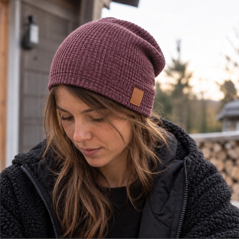 Frau mit selbstgenähter bordeauxfarbenen Jersey-Mütze – Head Warmer PDF Schnittmuster für Damen und Erwachsene, einfache Mütze zum Selbernähen.