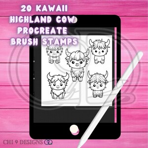 Op de afbeelding: Een digitale tablet toont zes zwart-wit illustraties van cartoon Highland koeien. Een witte stylus ligt naast de tablet. Tekst op het scherm luidt "20 Kawaii Highland Cow Procreate Brush Stamps."