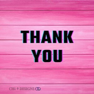 Op de afbeelding: Een roze houten achtergrond met de woorden "THANK YOU" in grote, zwarte, 3D-achtige tekst met cyaan en magenta contouren. De tekst "CHI 9 DESIGNS" staat onderaan.