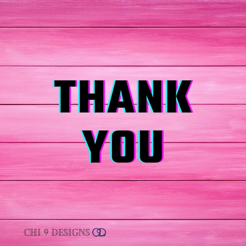Op de afbeelding: Een roze houten achtergrond met de woorden "THANK YOU" in grote, zwarte, 3D-achtige tekst met cyaan en magenta contouren. De tekst "CHI 9 DESIGNS" staat onderaan.