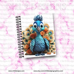 Op de afbeelding: Een spiraalgebonden notitieboek met een cartoon pauw illustratie. De pauw is blauw met een kroon en omringd door oranje bloemen. Het notitieboek heeft een witte achtergrond met de tekst "Chi 9 Designs LLC" en website adressen.