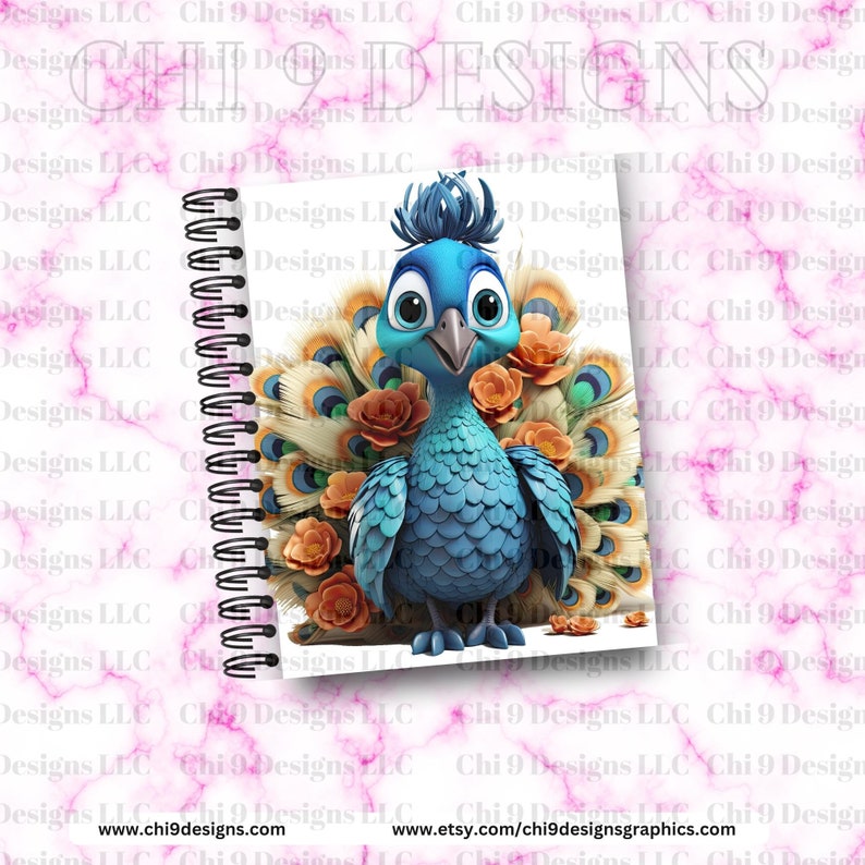 Op de afbeelding: Een spiraalgebonden notitieboek met een cartoon pauw illustratie. De pauw is blauw met een kroon en omringd door oranje bloemen. Het notitieboek heeft een witte achtergrond met de tekst "Chi 9 Designs LLC" en website adressen.