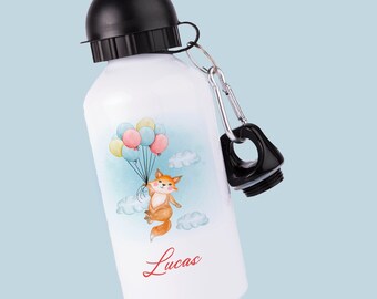 Puede incluir: Botella de agua de aluminio blanca con tapa negra y un zorro sosteniendo globos en las nubes. La botella tiene el nombre "Lucas" impreso en ella.