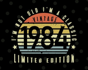 Peut inclure: Un design graphique de style vintage avec un fond de coucher de soleil et le texte "I'm not old I'm a vintage classic 1984 limited edition".