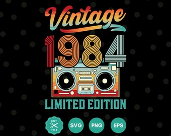 Peut inclure: Graphique Vintage 1984 Édition Limitée avec un boombox rétro aux couleurs arc-en-ciel sur un fond noir à pois.