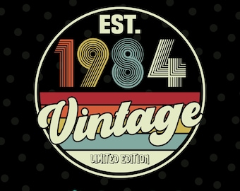 Peut inclure: Un graphique de style vintage avec un cercle contenant le texte "EST. 1984 Vintage Limited Edition". L'année 1984 est dans une police rétro avec des rayures colorées. Le cercle est entouré d'une bordure rayée rouge, orange, jaune, bleu et verte.