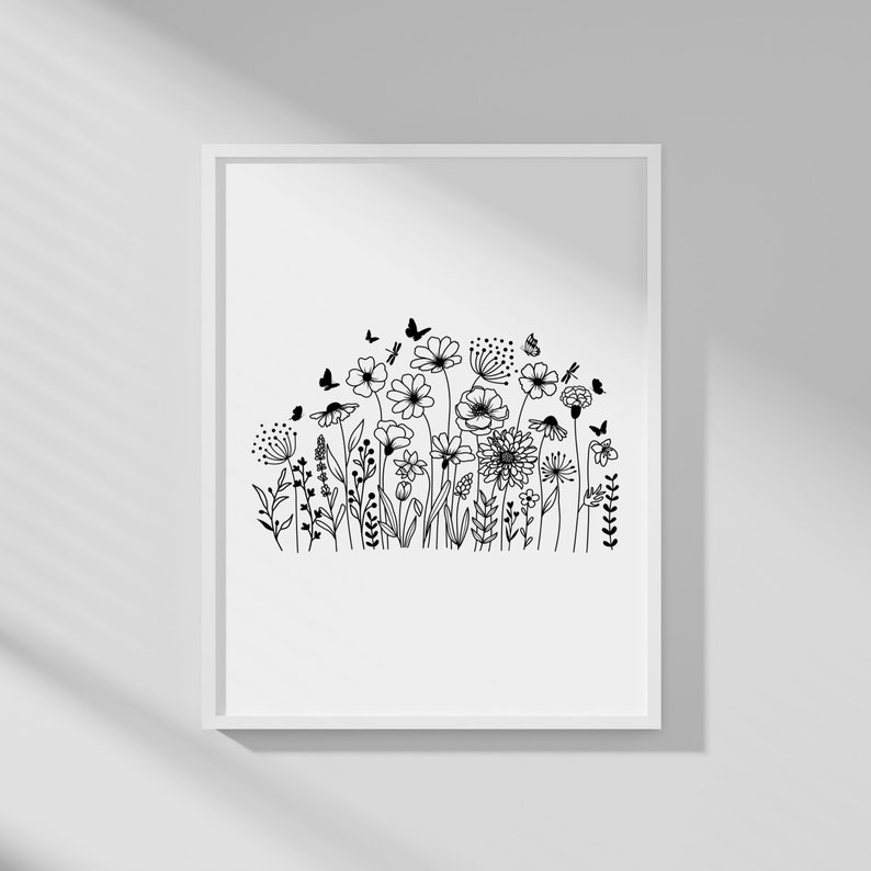 Op de afbeelding: Zwart-witte lijntekening van een bloemenveld met vlinders. De bloemen zijn gestileerd en hebben een speelse uitstraling.