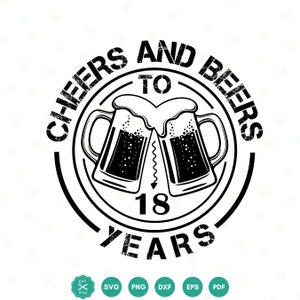 Puede incluir: Diseño gráfico en blanco y negro de dos jarras de cerveza chocando con el texto "Cheers and Beers to 18 Years".
