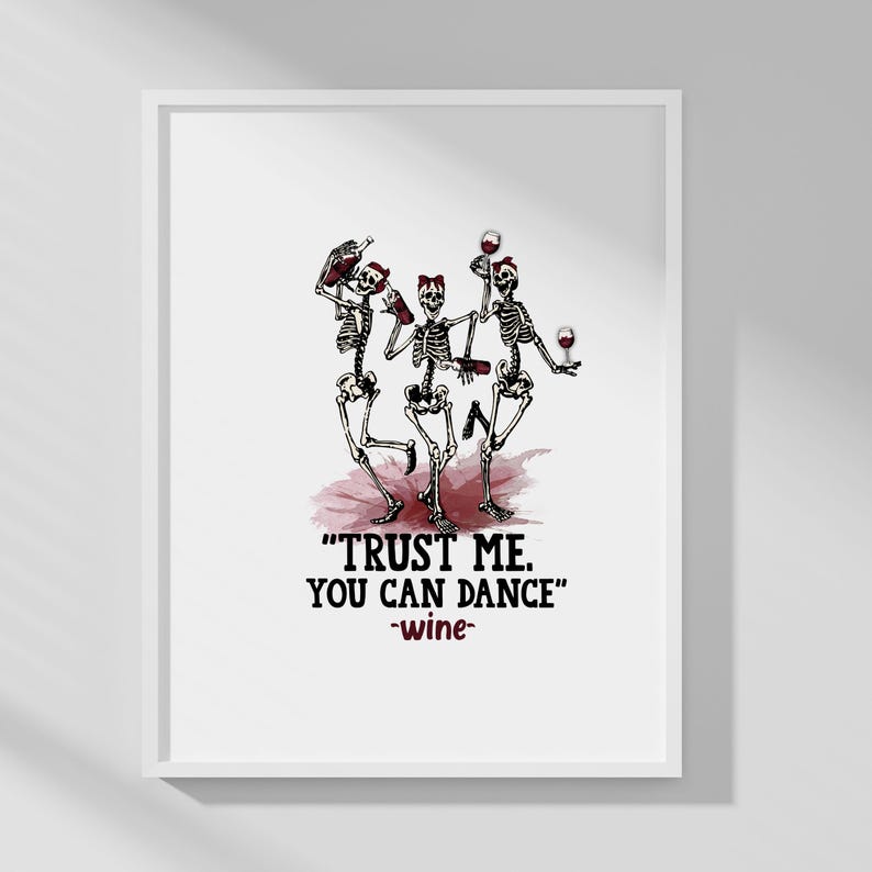 Peut inclure: Une affiche encadr&eacute;e repr&eacute;sentant trois squelettes dansant avec des bouteilles et des verres de vin sur une tache bordeaux. Le texte "TRUST ME. YOU CAN DANCE" est affich&eacute; en dessous, avec "-wine-" en dessous.