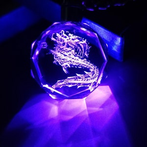 Abyssal Lagiacrus Farbwechsel LED Premium Kristall Laser Gravur 2D Bild Schlüsselanhänger mit Souvenir Geschenkbox & Batterie