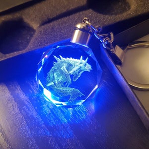 Lagiacrus Farbwechsel LED Premium Kristall Laser Gravur 2D Bild Schlüsselanhänger mit Souvenir Geschenkbox & Batterie