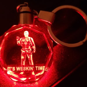 Resident Evil Es ist Weskin 'Time Wesker Farbwechsel LED Premium Kristall Laser Gravur 2D Bild Schlüsselanhänger mit Souvenir Geschenkbox & Batterie