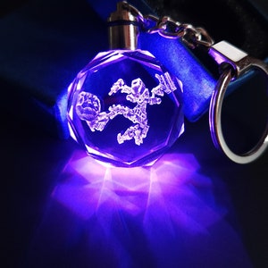 Bionicle Toa Pohatu Farbwechsel LED Premium Kristall Laser Gravur 2D Bild Schlüsselanhänger mit Souvenir Geschenkbox und Batterie