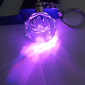 Grimm Hohl Knight Farbwechsel LED Premium Kristall Laser Gravur 2D Bild Schlüsselanhänger mit Souvenir Geschenkbox und Batterie