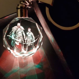God of War Farbwechsel LED Premium Kristall Laser Gravur 2D Bild Schlüsselanhänger mit Souvenir Geschenkbox & Batterie