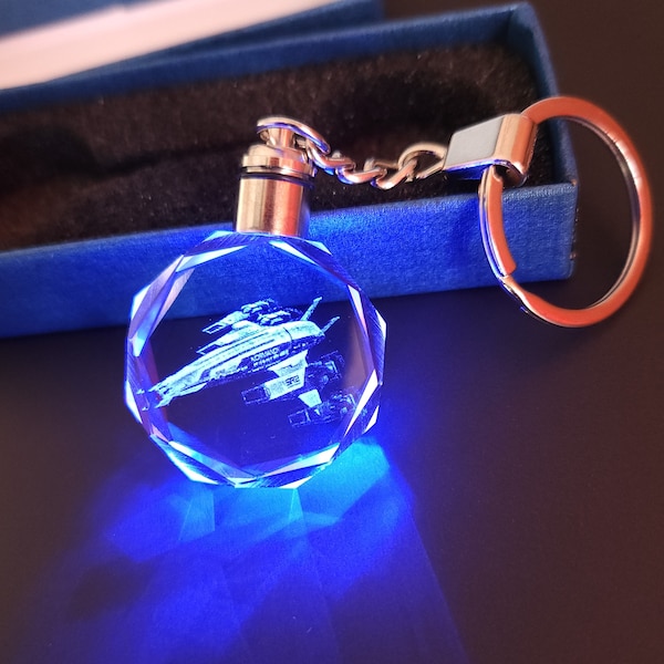 Mass Effect Normandy SR2 Farbwechsel LED Premium Kristall Laser Gravur 2D Bild Schlüsselanhänger mit Souvenir Geschenkbox und Batterie