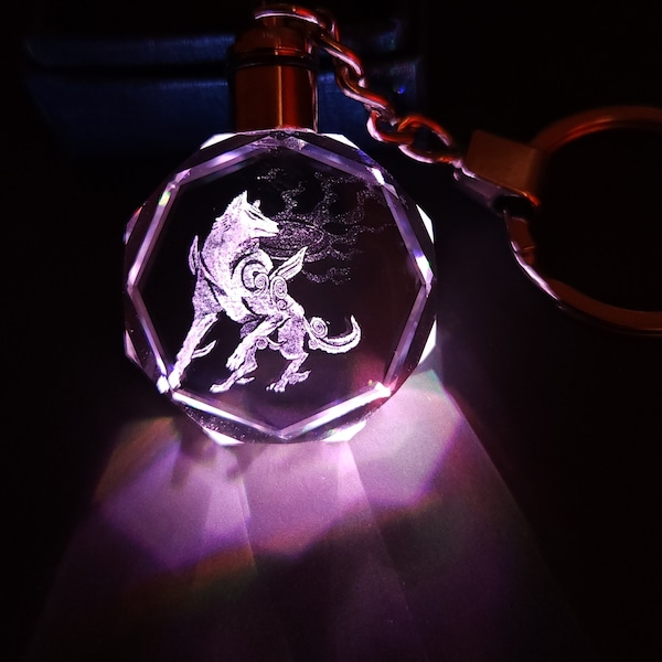 Okami Amaterasu Farbwechsel LED Premium Kristall Laser Gravur 2D Bild Schlüsselbund mit Souvenir Geschenkbox und Batterie