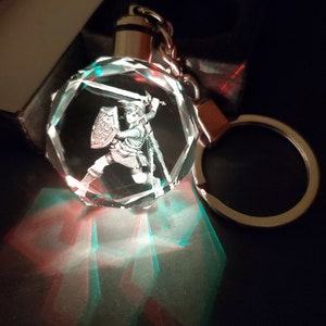 Legend of Zelda Link Farbwechsel LED Premium Kristall Lasergravur 2D Bild Schlüsselanhänger mit Souvenir Geschenkbox & Batterie