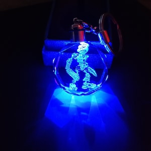 バイオニクル トーア コパカ 色が変わる LED プレミアム クリスタル レーザー刻印 2D 画像キーチェーン 記念品ギフトボックスと電池付き