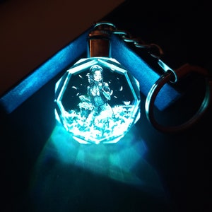 Final Fantasy 7 Aerith Gainsborough Color Changing LED Premium Crystal Laser Engraved 2D Picture Keychain with Souvenir Gift Box and Battery