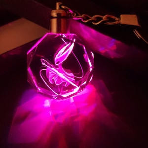 Hollow Knight Hornet Farbwechsel LED Premium Kristall Lasergravur 2D Bild Schlüsselanhänger mit Souvenir Geschenkbox & Batterie