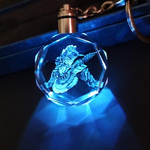 Ukanlos Monster Hunter Farbwechsel LED Premium Kristall Laser Gravur 2D Bild Schlüsselanhänger mit Souvenir Geschenkbox & Batterie