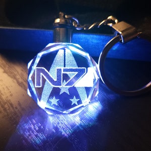 Mass Effect N7 Farbwechsel LED Premium Kristall Laser Gravur 2D Bild Schlüsselanhänger mit Souvenir Geschenkbox und Batterie