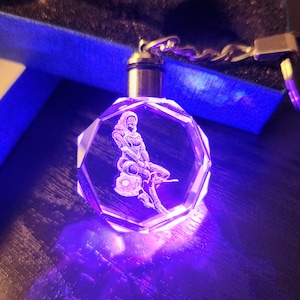 Mass Effect Tali'Zorah Vas Normandy Farbwechsel LED Premium Kristall Laser Gravur 2D Bild Schlüsselanhänger mit Souvenir Geschenkbox und Batterie