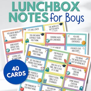 Può includere: Un set di 40 cartoncini stampati intitolati LUNCHBOX NOTES for Boys, con varie frasi motivazionali e illustrazioni colorate come mappamondi, libri e attrezzature sportive, disposti in una griglia su carta bianca con bordi a scacchi.