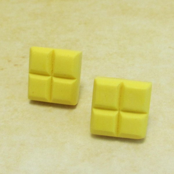 Petites puces d'oreilles carrés de chocolat blanc
