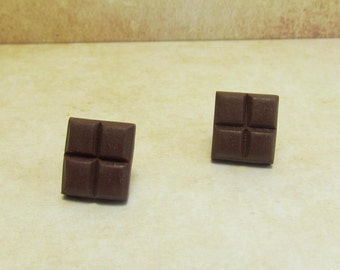 Petites puces d'oreilles carrés de chocolat noir