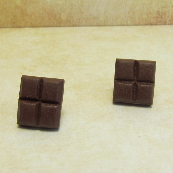 Petites puces d'oreilles carrés de chocolat noir