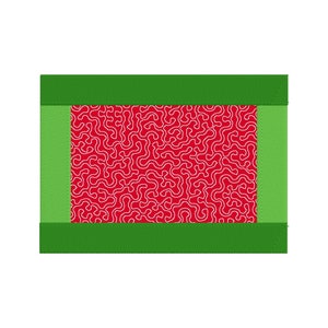 Pode incluir: Um têxtil retangular com fundo vermelho com um padrão branco em espiral. O padrão vermelho é emoldurado por uma borda verde e uma borda verde mais clara, criando um efeito em camadas. O design é simples e gráfico.