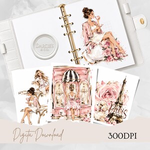 Può includere: Un'agenda ad anelli bianca con un sigillo in ceralacca Darcie's & Co. e illustrazioni di moda. Le pagine mostrano disegni di figure in abiti rosa e bianchi, una vetrina con tenda a righe e la Torre Eiffel con rose rosa.