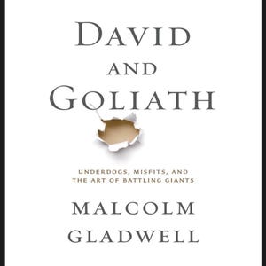 Puede incluir: Portada de libro con fondo blanco y el título "David y Goliat" en texto negro. El subtítulo es "Underdogs, Misfits, and the Art of Battling Giants". El nombre del autor es "Malcolm Gladwell" en texto negro.
