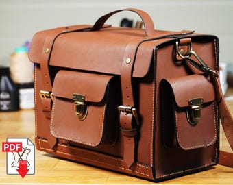 Può includere: Una borsa a tracolla in pelle marrone con due tasche frontali, un manico superiore e una tracolla. La borsa ha chiusure color oro e dettagli di cucitura. La borsa è un download PDF.