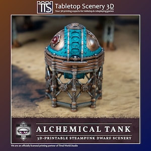 Op de afbeelding: Een 3D-geprinte steampunk alchemische tank voor tabletopspellen. De tank heeft een turquoise en bronzen koepel met ingewikkelde details, ondersteund door een kooi-achtige structuur. De tekst "ALCHEMICAL TANK" en "3D-PRINTABLE STEAMPUNK DWARF SCENERY" zijn zichtbaar.
