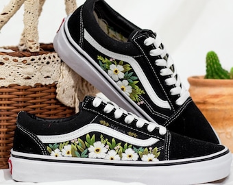 Anpassade broderade Vans, vita blommor broderade skor, Anpassade skor av Daisy, Vans broderade blommor för henne, Födelsedagspresenter för kvinnor