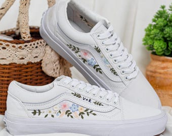 Bruiloft bestelwagens voor bruid en bruidegom, bloemen geborduurde bestelwagens op maat, bruids bloemen borduur bestelwagens slip-on, gepersonaliseerde bruidssneaker