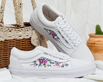 Scarpe Vans Old Skool bianche personalizzate con ricamo, Vans con ricami floreali colorati, scarpe ricamate con nome personalizzato, regalo per matrimonio