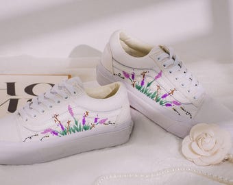 Anpassade bröllopsskor, brudblommor broderade Vans, bröllopsblommor broderade sneakers, Vans broderade lavendel- och tulpanblommor